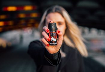 Mulher faz uso de gás pimenta

Está no Senado um projeto de lei que libera o uso de spray de pimenta para defesa pessoal. A proposta afirma que as mulheres seriam as mais beneficiadas pela arma não letal, que hoje só pode ser usada por agentes de segurança.

Foto: Björn Hansson/Wikimedia