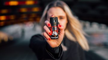 Mulher faz uso de gás pimenta

Está no Senado um projeto de lei que libera o uso de spray de pimenta para defesa pessoal. A proposta afirma que as mulheres seriam as mais beneficiadas pela arma não letal, que hoje só pode ser usada por agentes de segurança.

Foto: Björn Hansson/Wikimedia