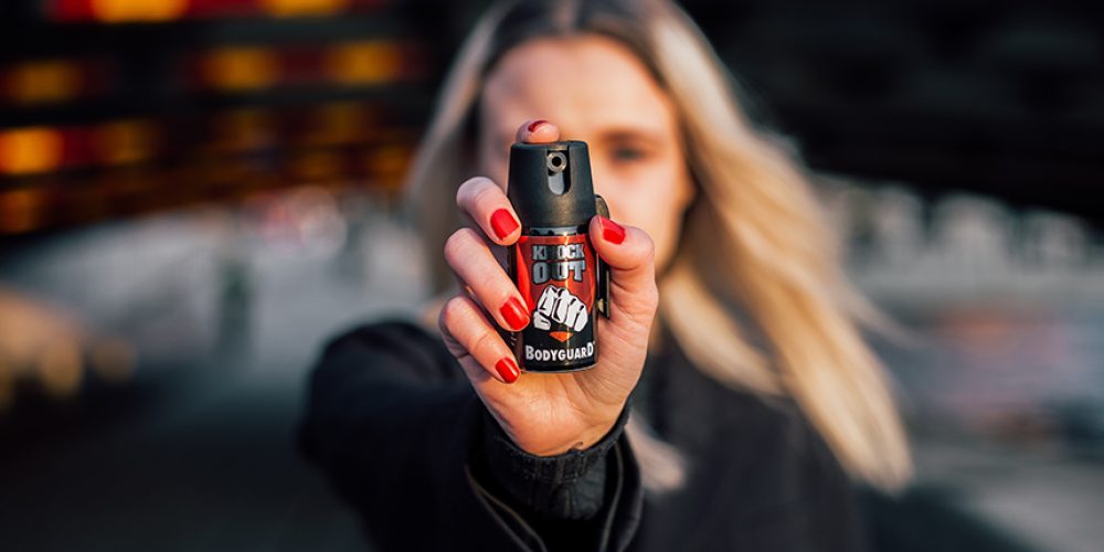 Mulher faz uso de gás pimenta

Está no Senado um projeto de lei que libera o uso de spray de pimenta para defesa pessoal. A proposta afirma que as mulheres seriam as mais beneficiadas pela arma não letal, que hoje só pode ser usada por agentes de segurança.

Foto: Björn Hansson/Wikimedia